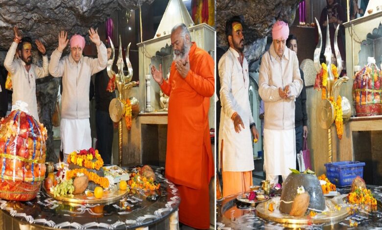 श्रीमहंत देवेन्द्र दास महाराज ने टपकेश्वर महादेव में टेका मत्था श्रीमहंत देवेन्द्र दास महाराज ने टपकेश्वर महादेव में टेका मत्था