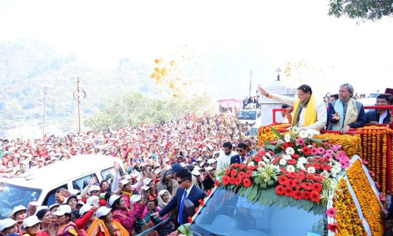 मुख्यमंत्री धामी ने गौचर में किया रोड-शो, उमड़ा जनसमूह मुख्यमंत्री धामी ने गौचर में किया रोड-शो, उमड़ा जनसमूह