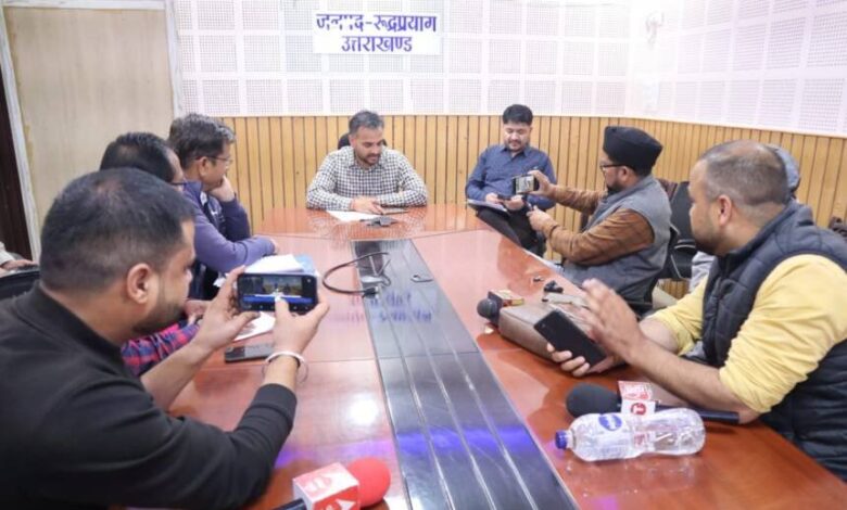 Uttarakhand: सरकारी संस्थानों से 24 घंटे के भीतर हटानी होगी प्रचार सामाग्री