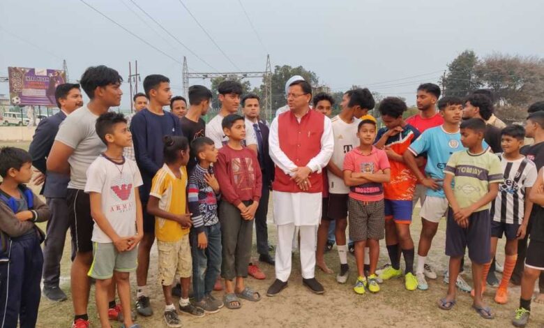 अचानक फुटबॉल खेलते दिखाई दिए मुख्यमंत्री, युवाओं के साथ ऐसे बिताया समय अचानक फुटबॉल खेलते दिखाई दिए मुख्यमंत्री, युवाओं के साथ ऐसे बिताया समय