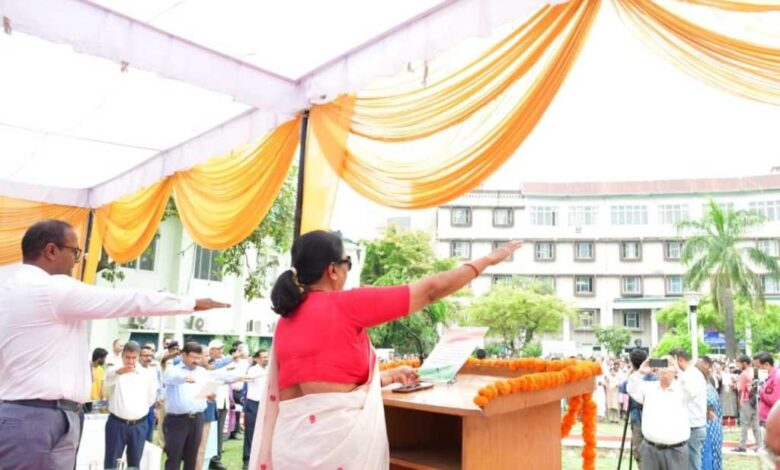 मुख्य सचिव ने अधिकारियों / कार्मिकों को मताधिकार की शपथ दिलायी मुख्य सचिव ने अधिकारियों / कार्मिकों को मताधिकार की शपथ दिलायी