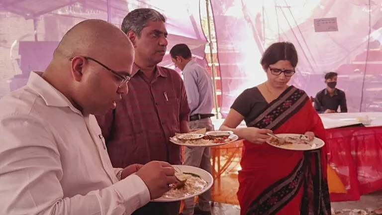Uttarakhand: खाने की शिकायत मिलने के बाद खुद DM पहुंची कार्मिकों के बीच Uttarakhand: खाने की शिकायत मिलने के बाद खुद DM पहुंची कार्मिकों के बीच