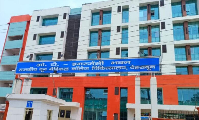 दून अस्पताल की इमरजेंसी में युवकों का दुस्साहस दून अस्पताल की इमरजेंसी में युवकों का दुस्साहस