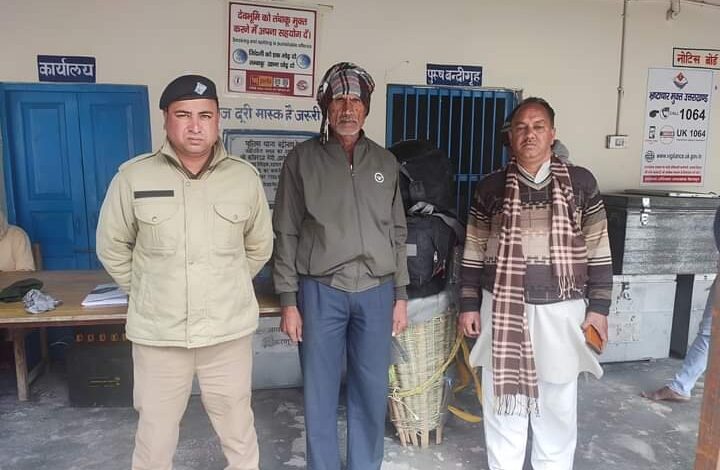 श्रद्धालुओं की सहायता कर रही चमोली पुलिस श्रद्धालुओं की सहायता कर रही चमोली पुलिस