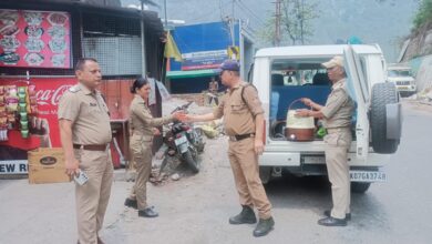 तपती धूप में ड्यूटीरत जवानों को बांटा जूस