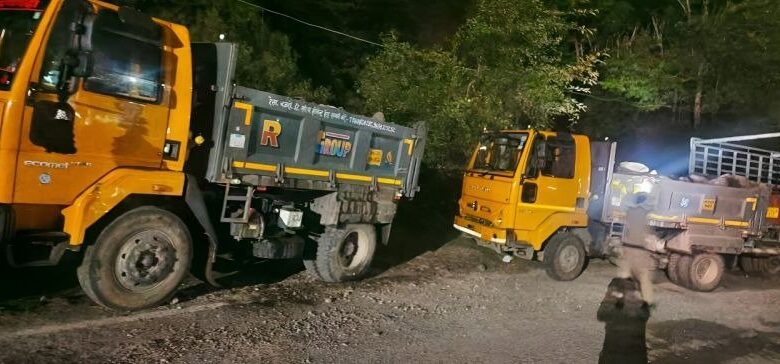 अवैध खनन के खिलाफ बड़ी कार्यवाही, पुलिस ने सीज किये चार डम्पर अवैध खनन के खिलाफ बड़ी कार्यवाही, पुलिस ने सीज किये चार डम्पर