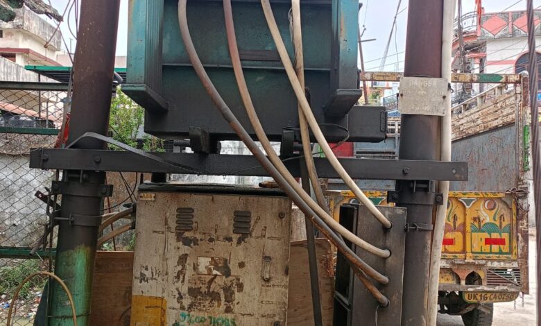 डोभालवाला में खतरे का सबब बना ट्रांसफार्मर डोभालवाला में खतरे का सबब बना ट्रांसफार्मर