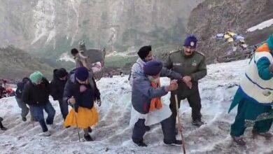 बर्फीले फिसलन भरे रास्ते पर हाथ पकड़कर आगे बढ़ रहे श्रद्धालु