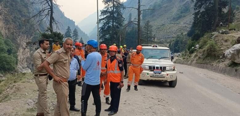 चट्टान टूटने से दबे लोग, एक की मौत, पांच घायल चट्टान टूटने से दबे लोग, एक की मौत, पांच घायल