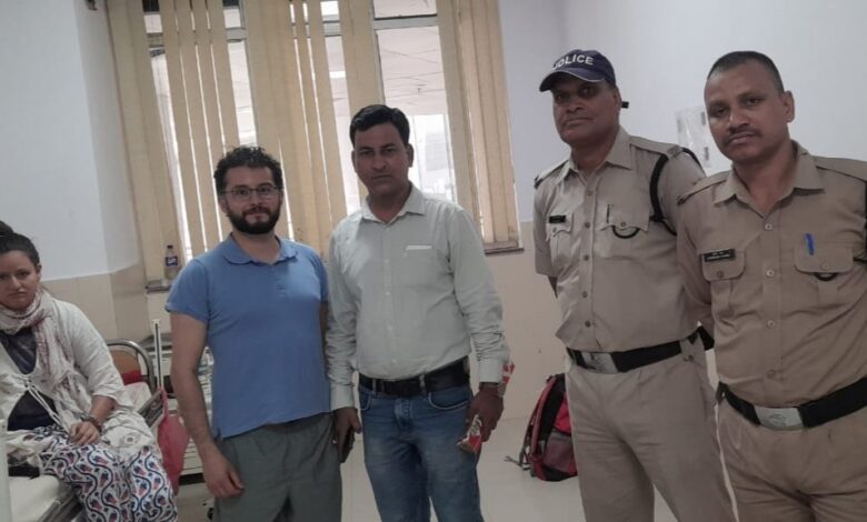 पुलिस ने लावारिस घूम रही विदेशी महिला को परिजनों से मिलाया पुलिस ने लावारिस घूम रही विदेशी महिला को परिजनों से मिलाया