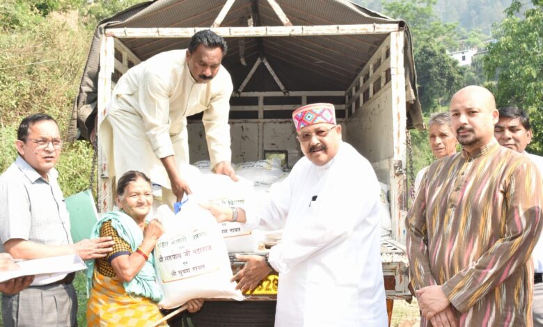 महाराज ने वितरित की आपदा प्रभावित परिवारों को राहत सामग्री