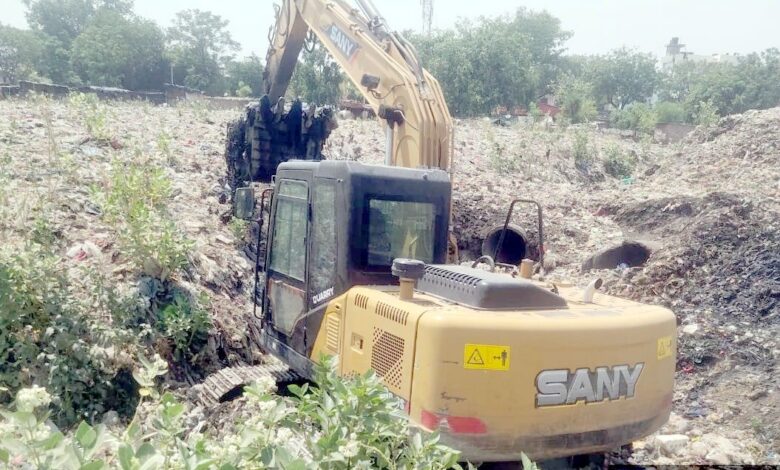 जिलाधिकारी के निर्देश पर नालों की सफाई जिलाधिकारी के निर्देश पर नालों की सफाई