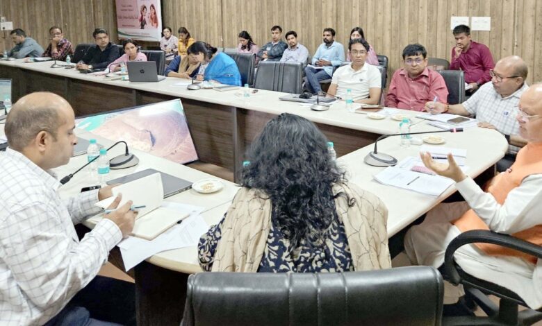 स्वास्थ्य सेवाओं की गुणवत्ता में सुधार के लिये अधिकारी समयबद्ध तरीके से कार्य करेंः सुरेश भट्ट