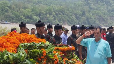 कैबिनेट मंत्री अग्रवाल ने नम आंखों से दी वीर शहीद को अंतिम विदाई