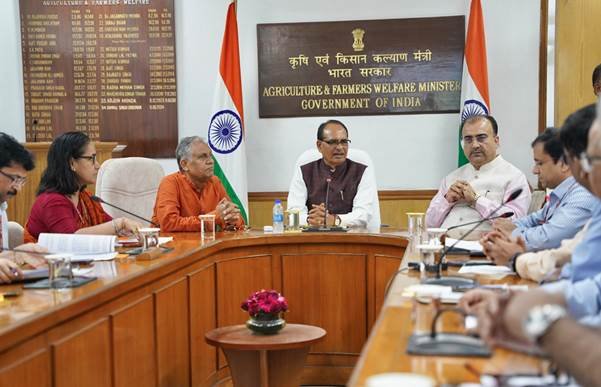 केंद्र और राज्य दोनों को एक टीम के रूप में करना चाहिए काम : चौहान केंद्र और राज्य दोनों को एक टीम के रूप में करना चाहिए काम : चौहान