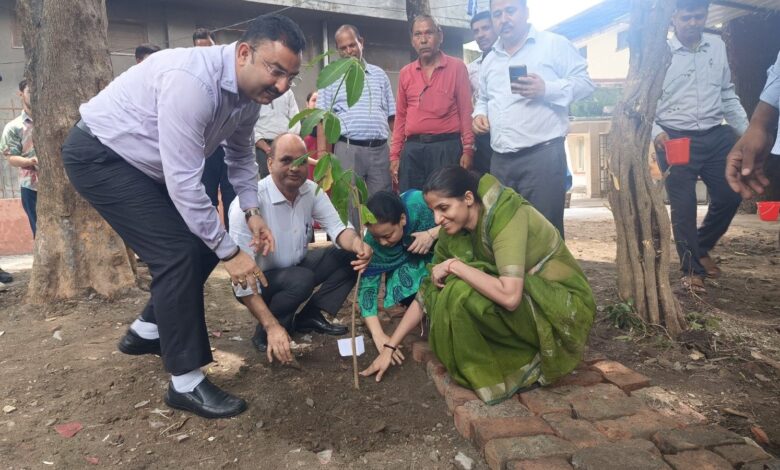 वृहद्ध वृक्षारोपण कार्यक्रम आयोजित वृहद्ध वृक्षारोपण कार्यक्रम आयोजित