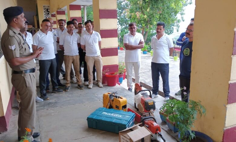पुलिस कर्मियों को प्रदान की आपदा उपकरणों की जानकारी पुलिस कर्मियों को प्रदान की आपदा उपकरणों की जानकारी