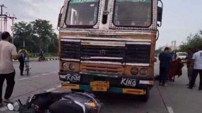 ड्यूटी को जा रहे स्कूटी सवार को टैंकर ने मारी टक्कर, मौत ड्यूटी को जा रहे स्कूटी सवार को टैंकर ने मारी टक्कर, मौत