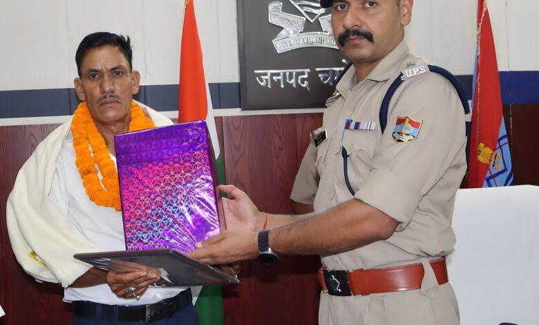 अधिवर्षता सेवा पूर्ण करने पर पुलिस कार्मिकों को दी भावभीनी विदाई अधिवर्षता सेवा पूर्ण करने पर पुलिस कार्मिकों को दी भावभीनी विदाई