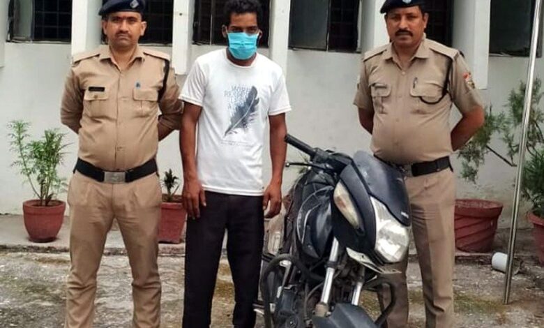 वाहन चोरी की घटना का पुलिस ने किया खुलासा