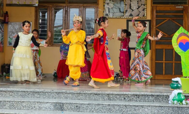 धूमधाम से मनायी श्रीकृष्ण जन्माष्टमी धूमधाम से मनायी श्रीकृष्ण जन्माष्टमी