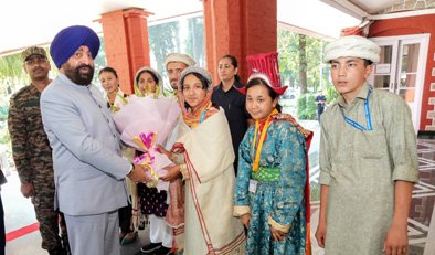 नुब्रा घाटी के छात्र-छात्राओं ने की राज्यपाल से मुलाकात