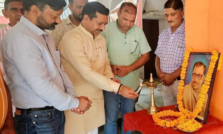 पंडित दीनदयाल उपाध्याय की जयंती पर पुष्पांजलि कार्यक्रम आयोजित