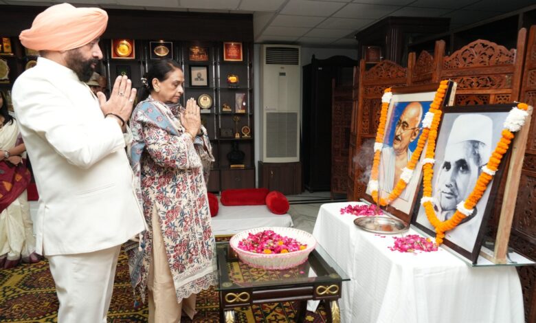 राष्ट्रपिता ने पूरी दुनिया के लिए सत्य और अहिंसा का मार्ग प्रशस्त किया राष्ट्रपिता ने पूरी दुनिया के लिए सत्य और अहिंसा का मार्ग प्रशस्त किया