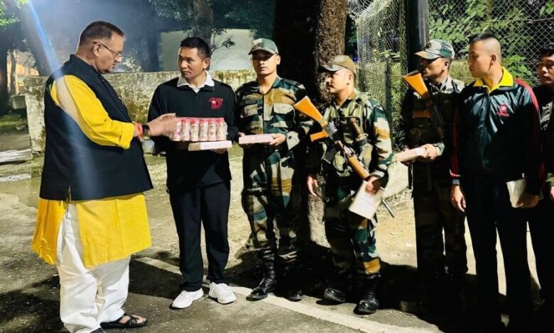 सैनिक कल्याण मंत्री ने सैनिकों के साथ मनाई दीपावली सैनिक कल्याण मंत्री ने सैनिकों के साथ मनाई दीपावली