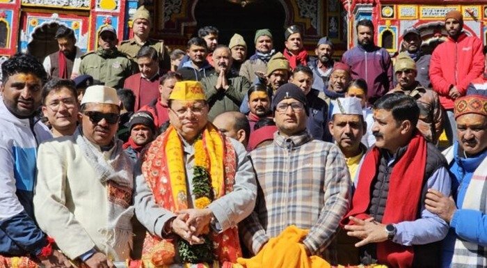 मुख्यमंत्री पहुंचे बदरीनाथ, किये बाबा के दर्शन मुख्यमंत्री पहुंचे बदरीनाथ, किये बाबा के दर्शन