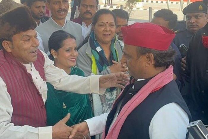 समाजवादी पार्टी के राष्ट्रीय अध्यक्ष अखिलेश यादव का किया भव्य स्वागत समाजवादी पार्टी के राष्ट्रीय अध्यक्ष अखिलेश यादव का किया भव्य स्वागत