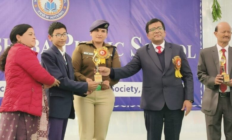 जिलाधिकारी और पुलिस अधीक्षक ने स्कूली बच्चों को करियर और सुरक्षा के महत्वपूर्ण टिप्स दिए जिलाधिकारी और पुलिस अधीक्षक ने स्कूली बच्चों को करियर और सुरक्षा के महत्वपूर्ण टिप्स दिए