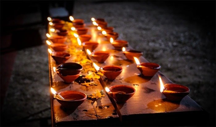 सोमवती अमवस्या के दिन पितरों को प्रसन्न करने के लिए इन 5 जगहों पर जलाएं दीपक सोमवती अमवस्या के दिन पितरों को प्रसन्न करने के लिए इन 5 जगहों पर जलाएं दीपक
