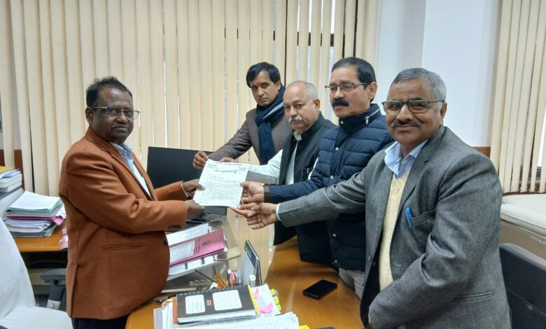 विद्युत उपभोक्ताओं को राहत दिलाने के लिए मोर्चा ने नियामक आयोग में दी दस्तक विद्युत उपभोक्ताओं को राहत दिलाने के लिए मोर्चा ने नियामक आयोग में दी दस्तक