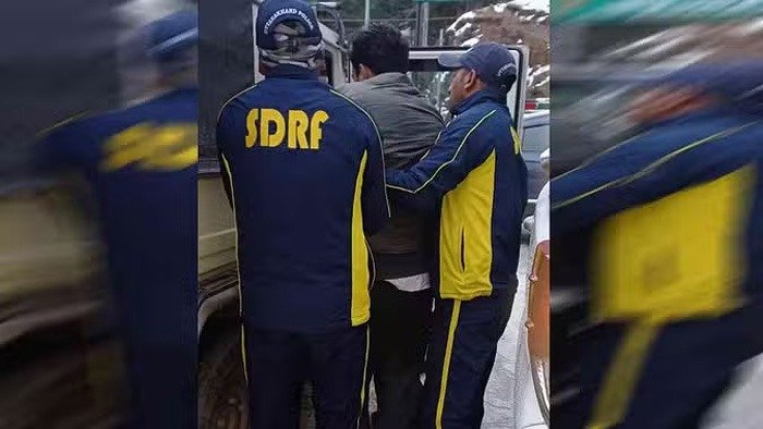 दर्दनाक हादसा:  तेज रफ्तार कार पैरापिट तोड़ खाई में गिरी, एक की मौत दर्दनाक हादसा:  तेज रफ्तार कार पैरापिट तोड़ खाई में गिरी, एक की मौत