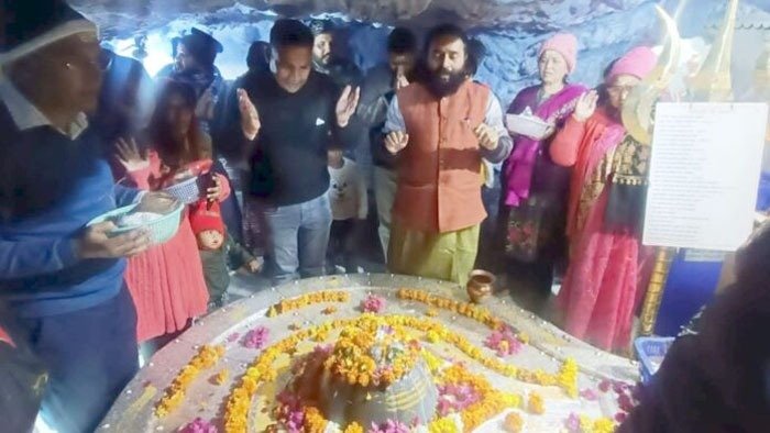 महाकुम्भ के अमृत जल से भगवान श्री टपकेश्वर महादेव का किया जलाभिषेक महाकुम्भ के अमृत जल से भगवान श्री टपकेश्वर महादेव का किया जलाभिषेक