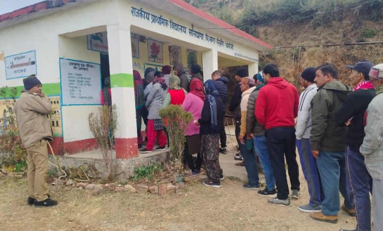 11 नगर निगमों समेत 100 निकायों में मतदान 11 नगर निगमों समेत 100 निकायों में मतदान