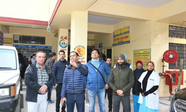 डीएम ने किया जिला चिकित्सालय का औचक निरीक्षण डीएम ने किया जिला चिकित्सालय का औचक निरीक्षण