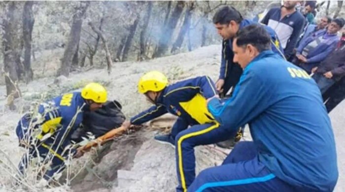 दुखद : कार खाई में गिरी  पिता—पुत्र की मौत