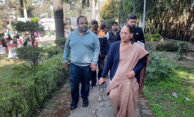 विधायक ने किया पार्क का निरीक्षण विधायक ने किया पार्क का निरीक्षण