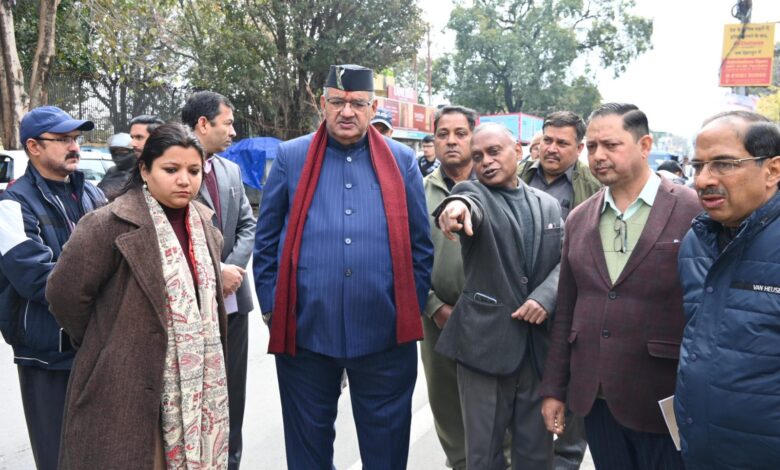 पानी की निकासी के लिए कैबिनेट मंत्री गणेश जोशी मैदान में पानी की निकासी के लिए कैबिनेट मंत्री गणेश जोशी मैदान में