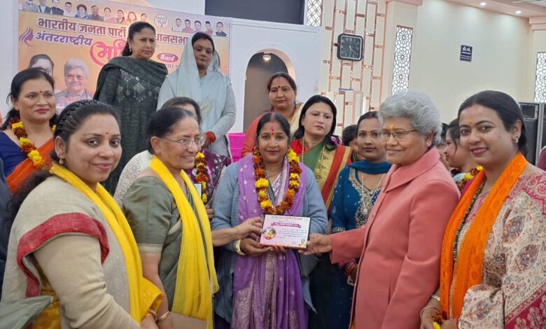 उत्कृष्ट कार्य करने वाली महिलाओं को किया सम्मानित उत्कृष्ट कार्य करने वाली महिलाओं को किया सम्मानित