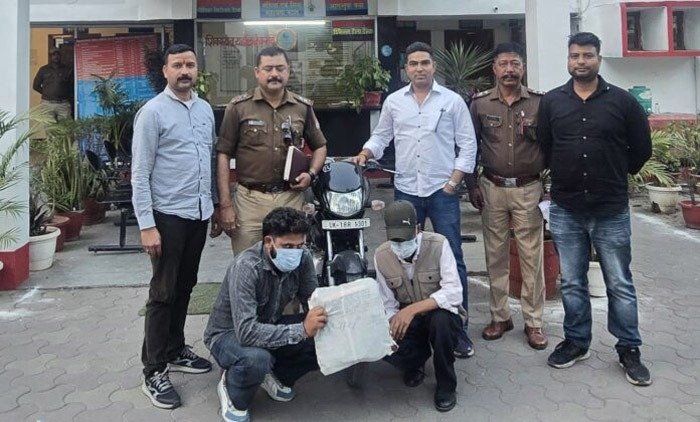 दो लाख की अफीम सहित दो गिरफ्तार दो लाख की अफीम सहित दो गिरफ्तार