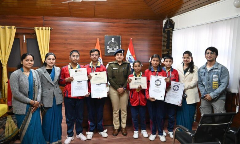 एसपी ने किया मेधावी छात्रों को पुरस्कृत एसपी ने किया मेधावी छात्रों को पुरस्कृत