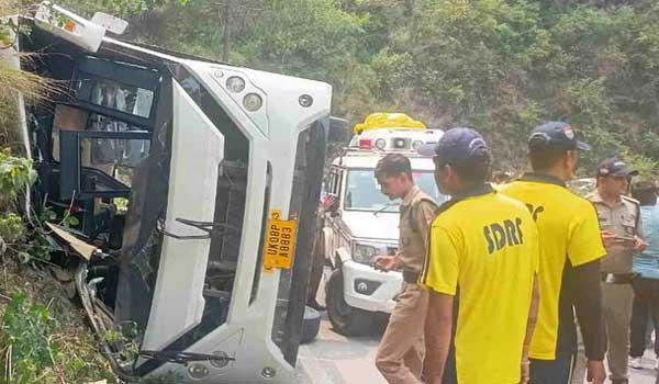 टिहरी-घनसाली मार्ग पर बस हादसा, गुजरात के 35 यात्री सवार थे टिहरी-घनसाली मार्ग पर बस हादसा, गुजरात के 35 यात्री सवार थे
