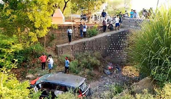प्रयागराज के मेजा में भीषण सड़क हादसा: तेज रफ्तार कार नाले में पलटी, दो की मौत, दो घायल प्रयागराज के मेजा में भीषण सड़क हादसा: तेज रफ्तार कार नाले में पलटी, दो की मौत, दो घायल