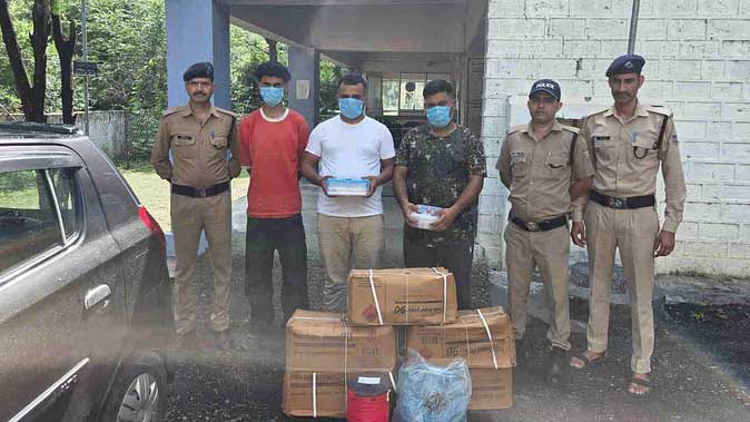 देहरादून में चेकिंग के दौरान भारी मात्रा में विस्फोटक बरामद, तीन आरोपी गिरफ्तार देहरादून में चेकिंग के दौरान भारी मात्रा में विस्फोटक बरामद, तीन आरोपी गिरफ्तार
