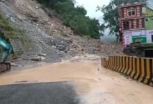 कर्णप्रयाग में फिर भूस्खलन, घरों में घुसा मलबा, हाईवे बंद, रेस्क्यू जारी