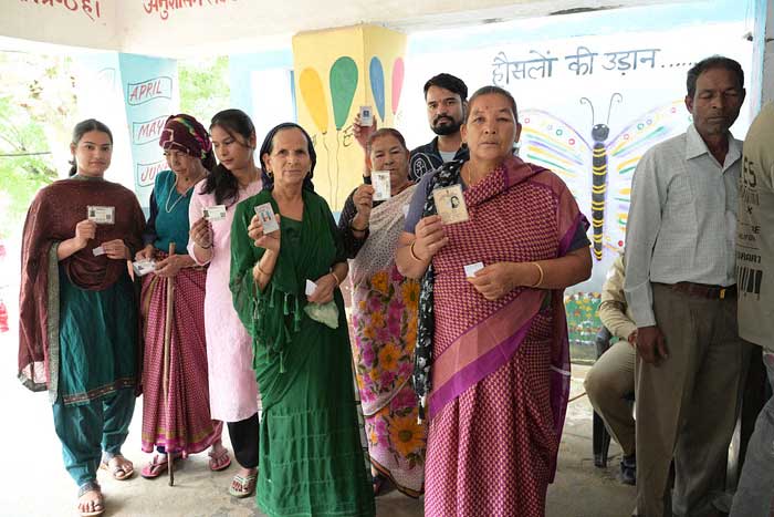गांव की सरकार बनाने को उमड़े मतदाता, युवाओं से लेकर बुजुर्गों तक दिखा जोश गांव की सरकार बनाने को उमड़े मतदाता, युवाओं से लेकर बुजुर्गों तक दिखा जोश