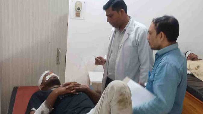 नीलकंठ जा रहे 28 कांवड़ियों से भरा ट्रक पलटा, तीन की हालत गंभीर